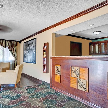 Super 8 By Wyndham Roseville/Detroit Area Exterior photo