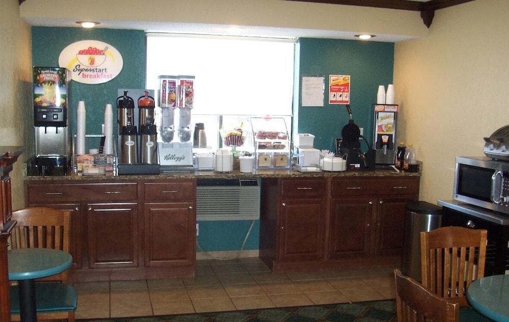 Super 8 By Wyndham Roseville/Detroit Area Exterior photo
