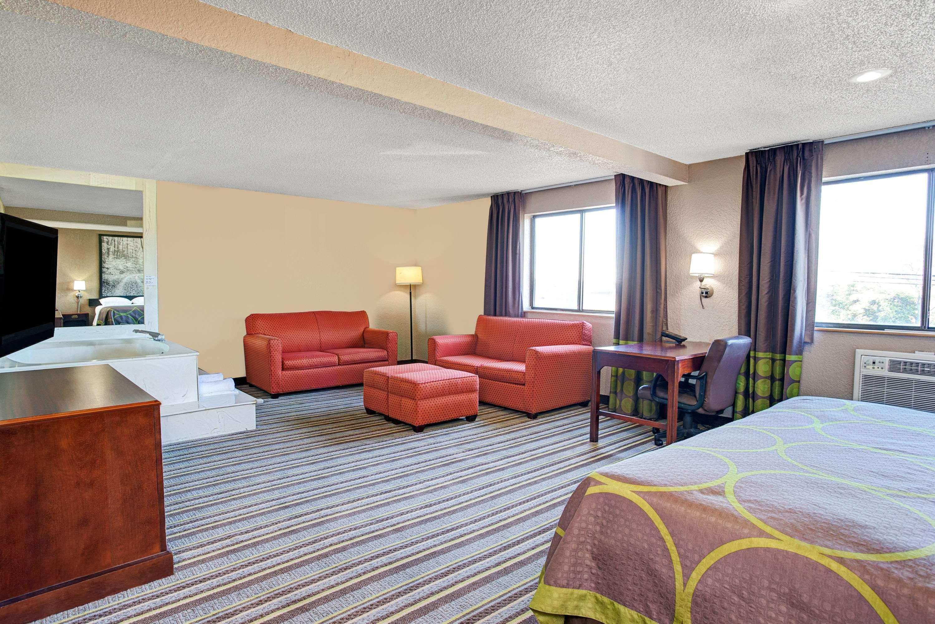 Super 8 By Wyndham Roseville/Detroit Area Exterior photo