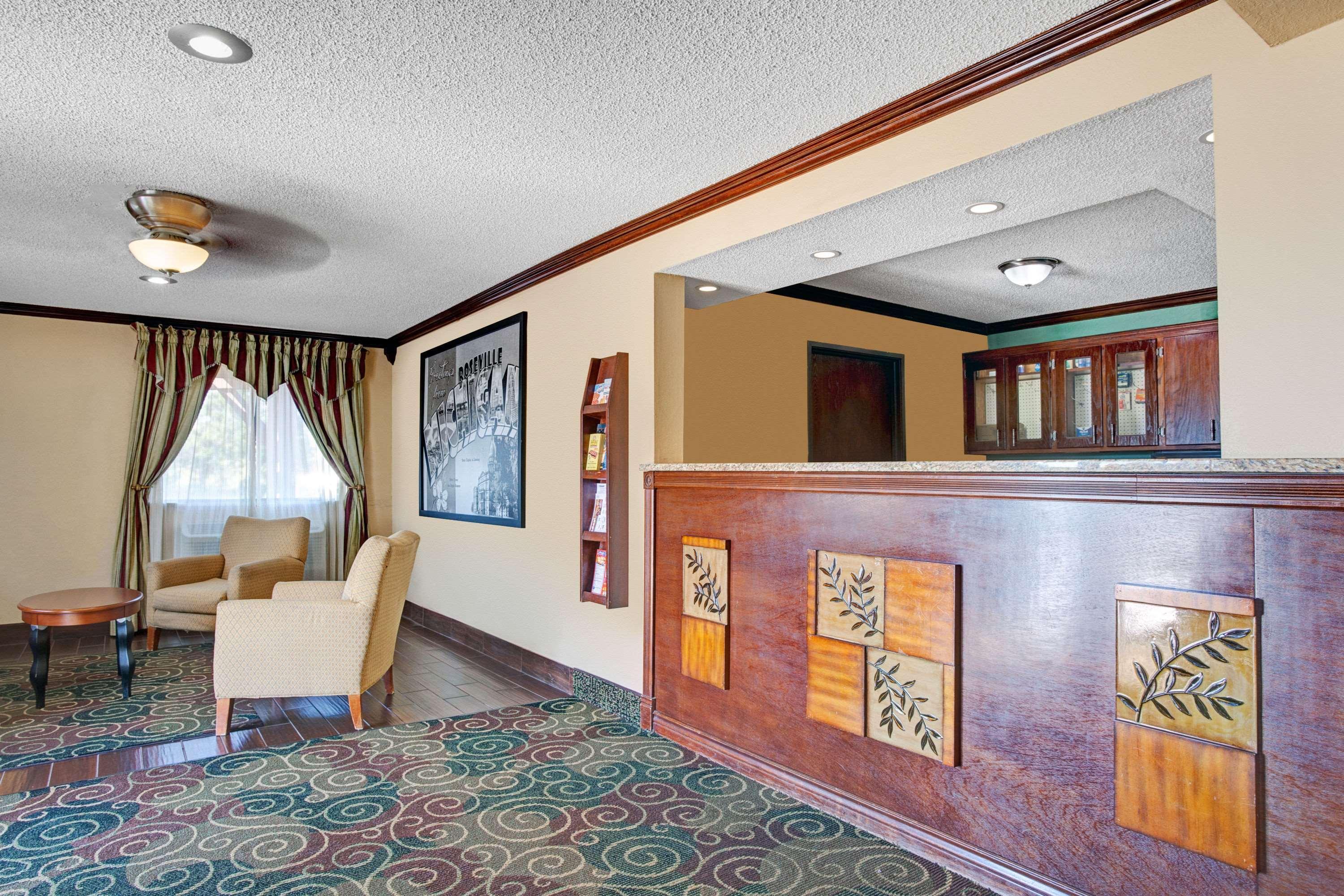 Super 8 By Wyndham Roseville/Detroit Area Exterior photo