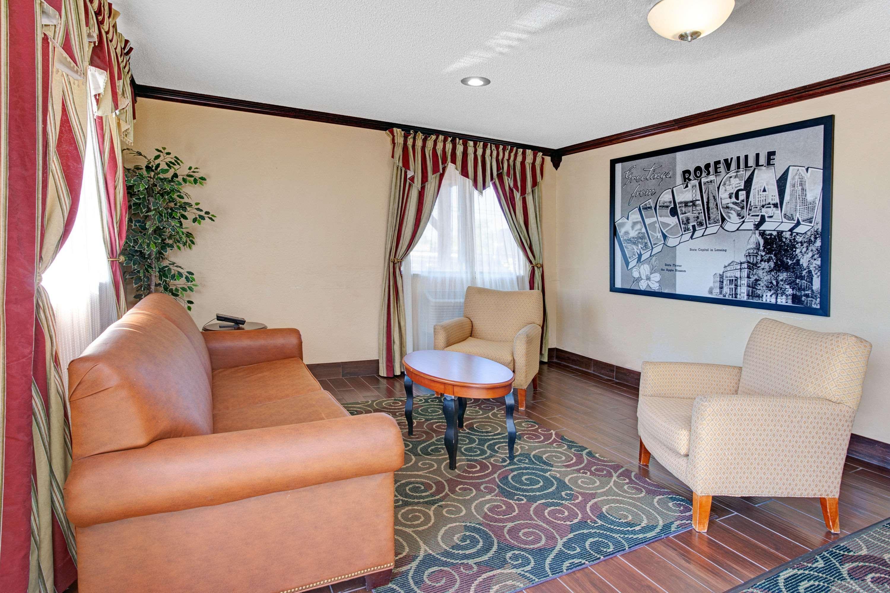 Super 8 By Wyndham Roseville/Detroit Area Exterior photo
