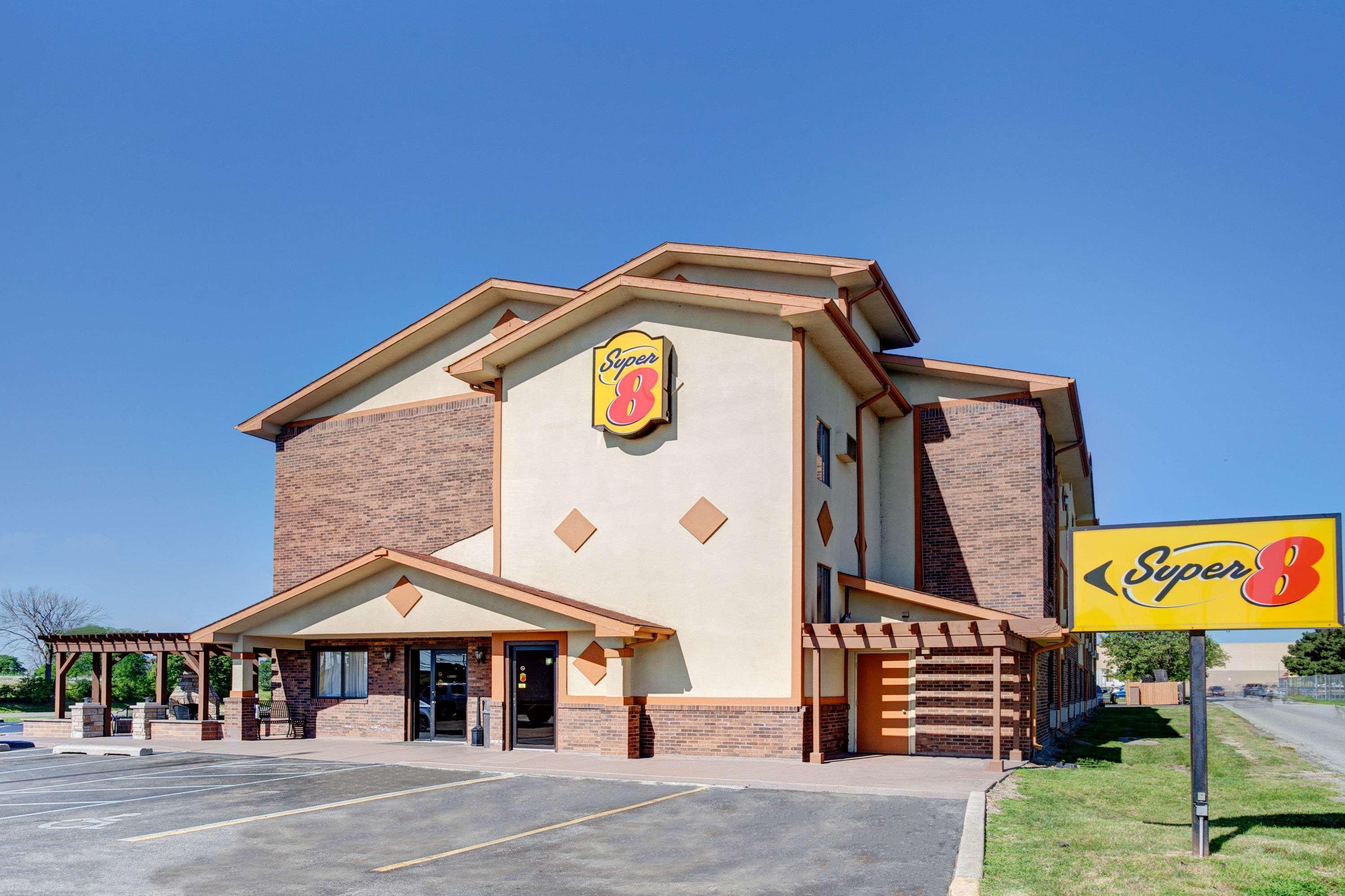 Super 8 By Wyndham Roseville/Detroit Area Exterior photo