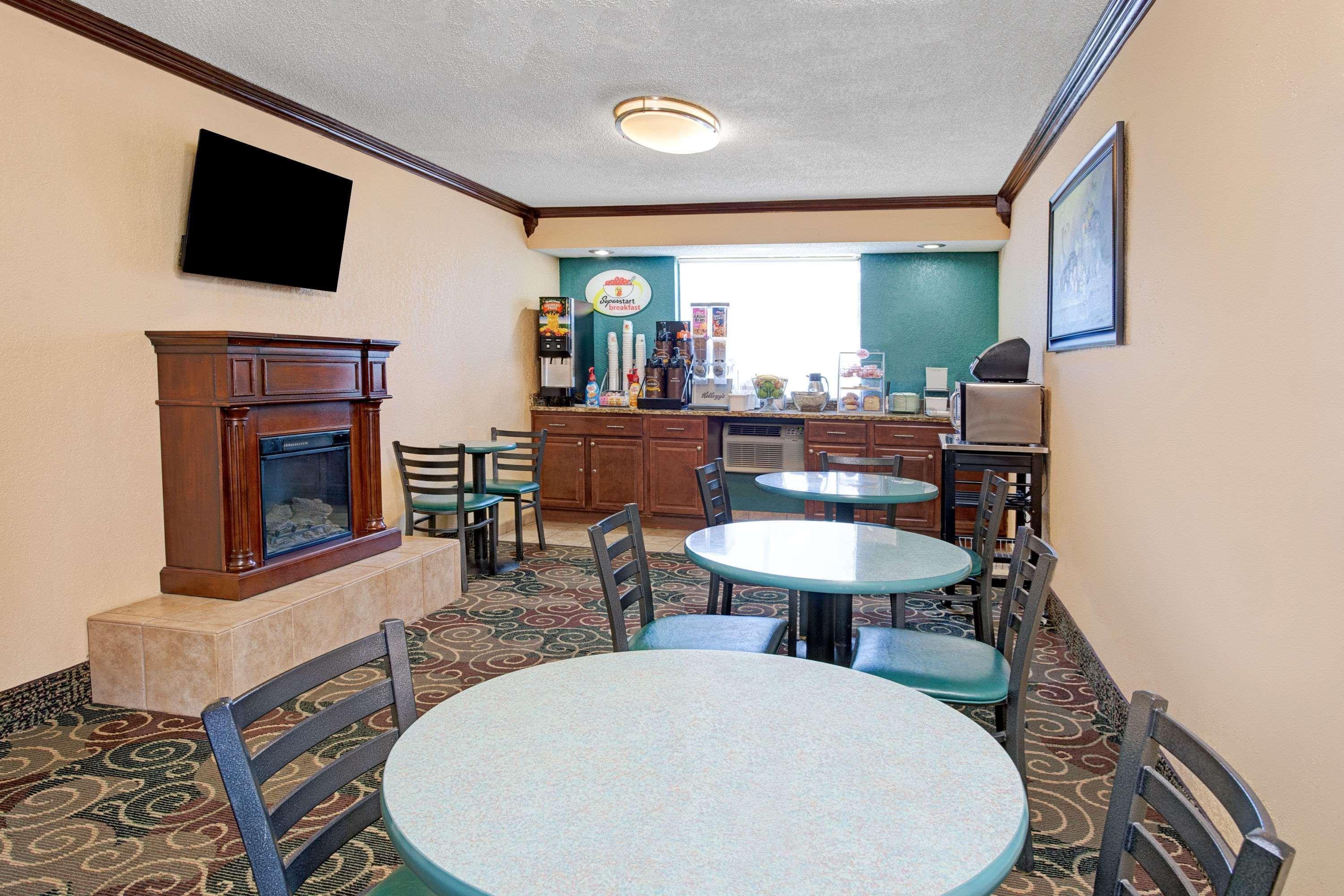 Super 8 By Wyndham Roseville/Detroit Area Exterior photo