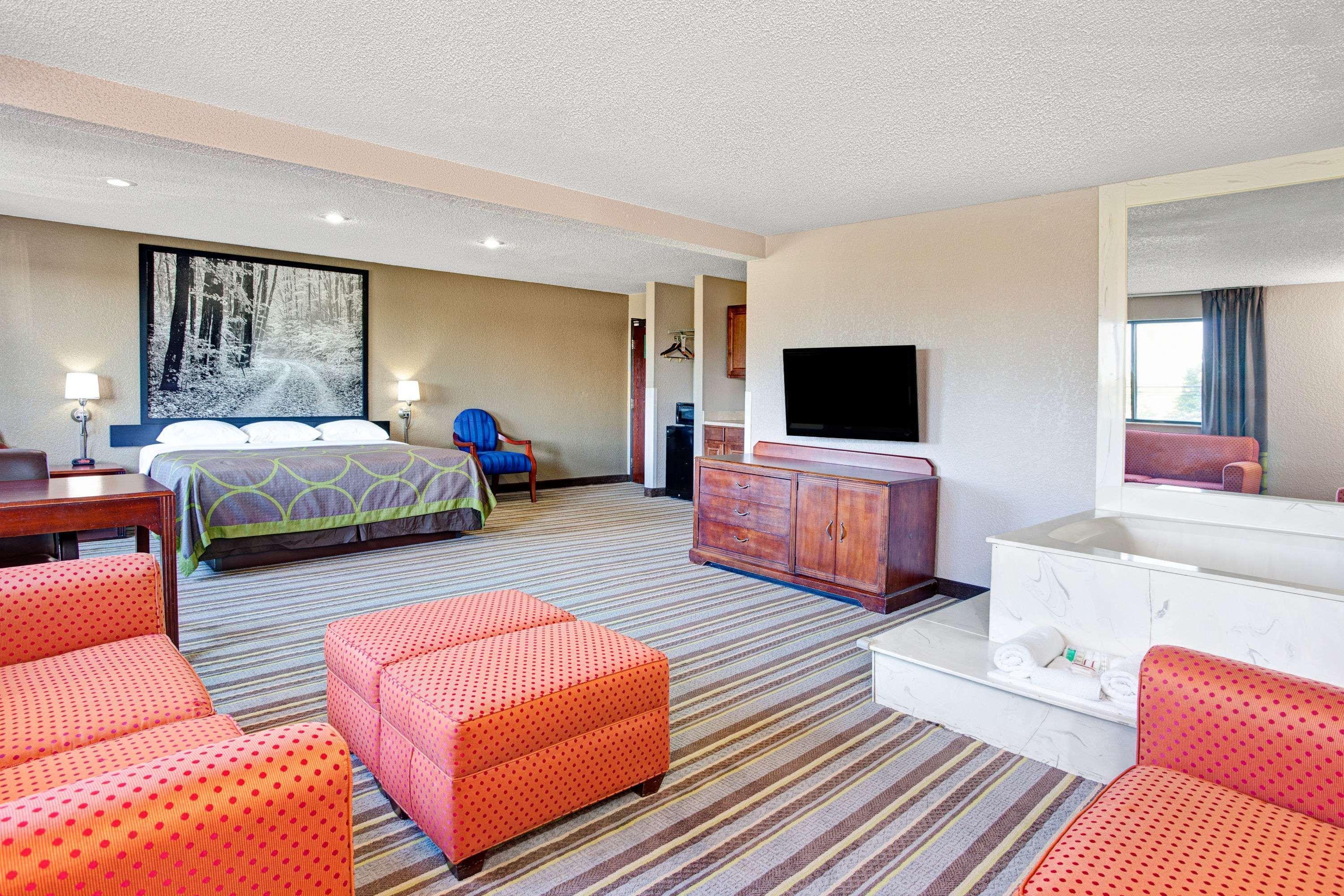 Super 8 By Wyndham Roseville/Detroit Area Exterior photo