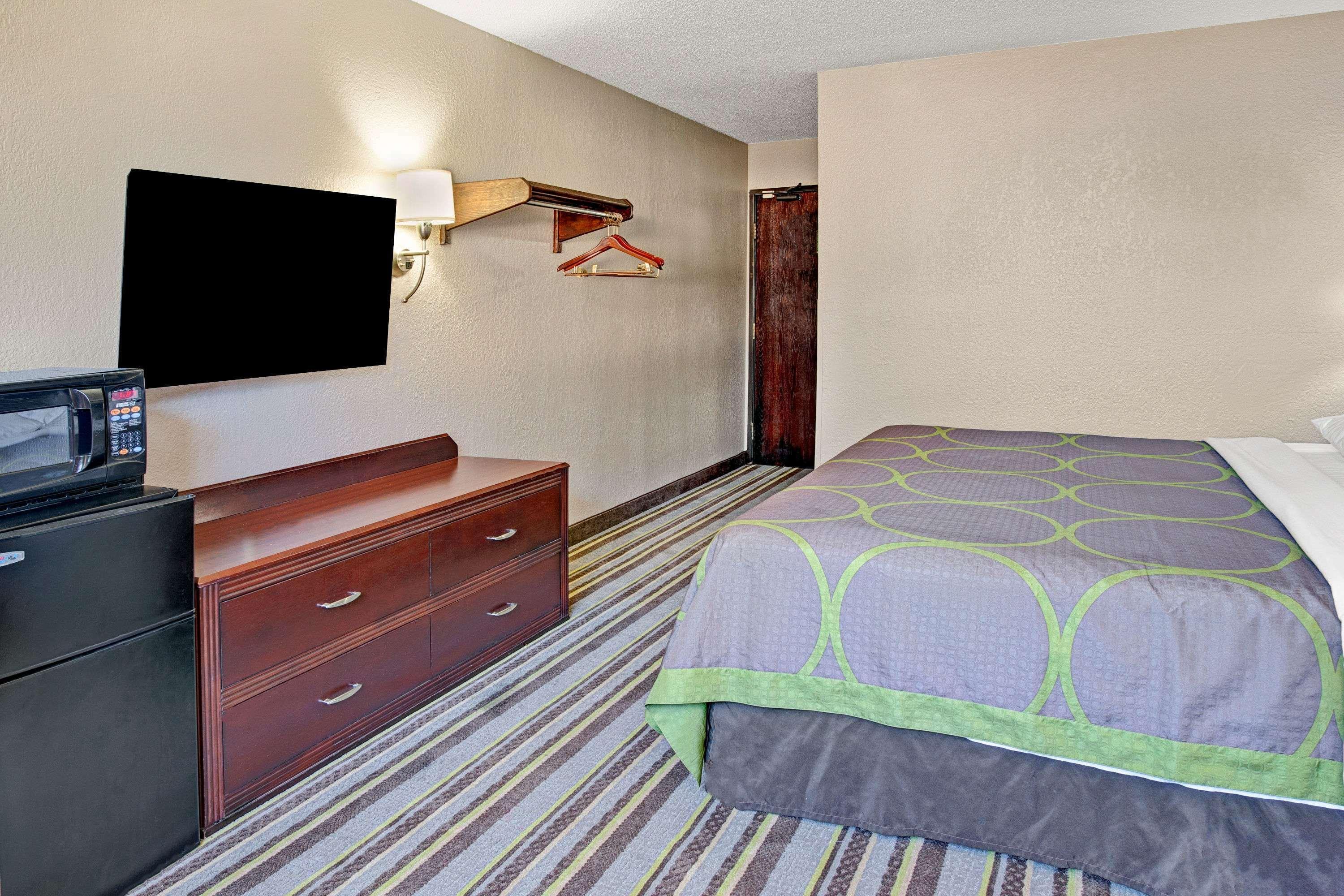 Super 8 By Wyndham Roseville/Detroit Area Exterior photo