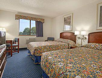 Super 8 By Wyndham Roseville/Detroit Area Room photo